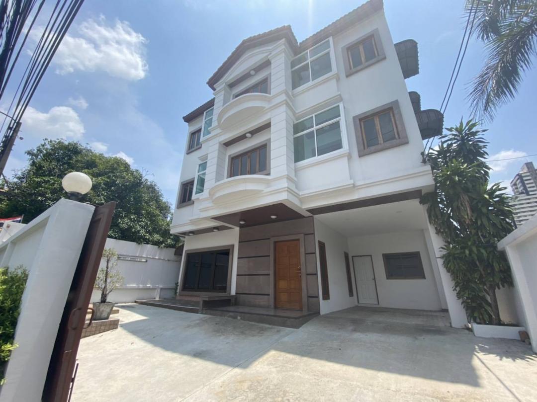 BH3760 | ให้เช่าบ้านเดี่ยว 3 ชั้น เอกมัย 12 – ซอยเจริญใจ ใกล้ทองหล่อ | 4 ห้องนอน 5 ห้องน้ำ | 64 ตร.วา | 450 ตร.ม. | เฟอร์ครบ พร้อมอยู่