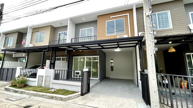 ทาวน์โฮม รีโนเวทใหม่ ราคาถูกสุดคุ้ม เดอะคัลเลอร์ส วงแหวน-รามอินทรา ถ.สุเหล่าคลองหนึ่ง หลังห้างแฟชั้น ใกล้สถานีรถไฟฟ้า
