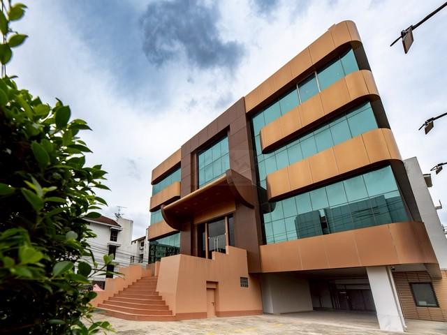 BH3696 ให้เช่าอาคาร 5 ชั้น 1500 ตรม. สวยที่สุดใน ทาวน์อินทาวน์ ติดเลียบด่วน ตกแต่งใหม่ สวยงาม โอ่อ่า พร้อมใช้งาน จอดรถกว่า 20 คัน